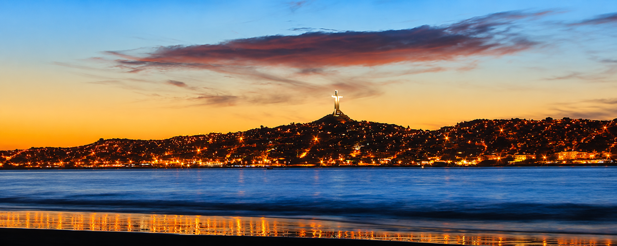 Bahía de Coquimbo con el Cristo del Tercer Milenio al atardecer